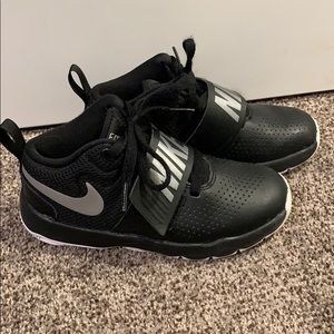 Boys basketball shoes size 13.5 EUC